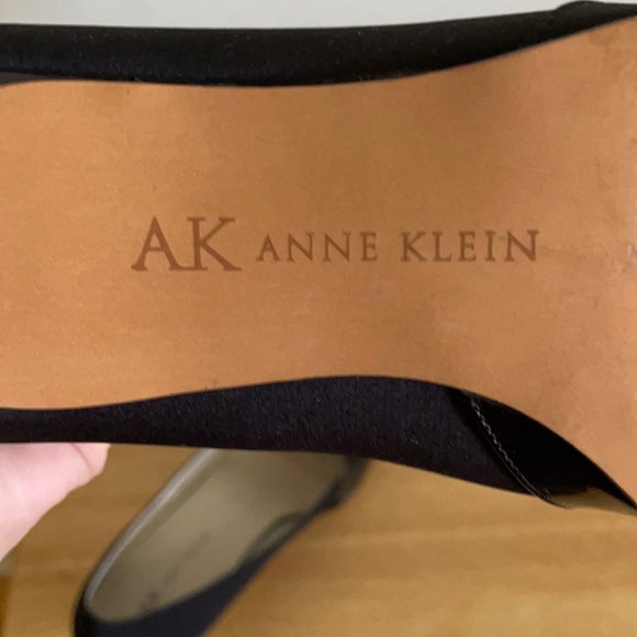 Anne Klein Classy Black Shoes, Size 6 - Picture 6 of 6